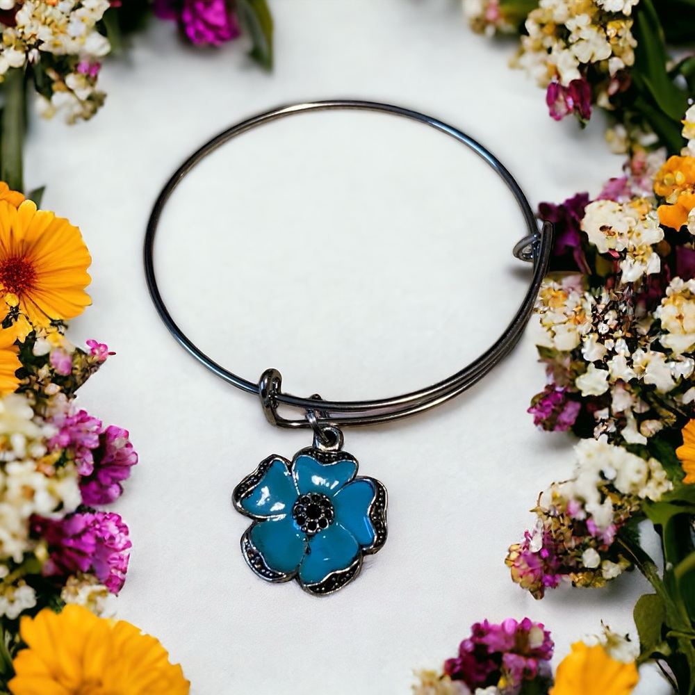Sweet enamel flower bracelet.